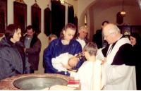 Taufe am neuen Taufbecken